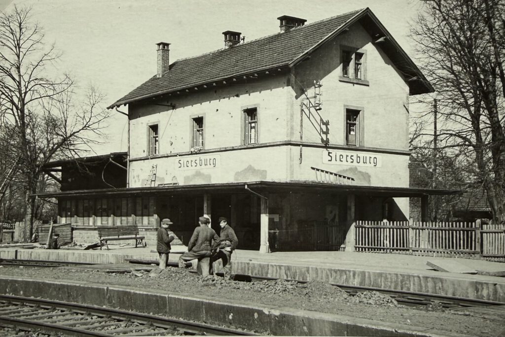 Arbeiter vor dem Empfangsgebäude des Bahnhofs Siersburg am 25. März 1948; Sammlung Bernd Kiefer.