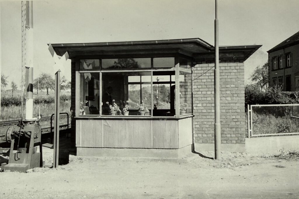 Schrankenposten in Siersburg, Bahnhofstraße, am 27. September 1957; Foto: Sammlung Bernd Kiefer.